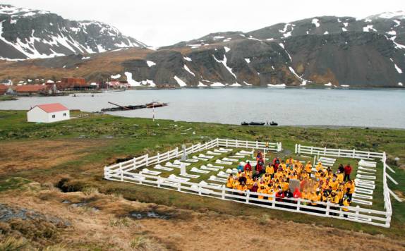 Todos reunidos no cemitério de Grytviken para uma homenagem a Ernest Shackleton, na Geórgia do Sul
